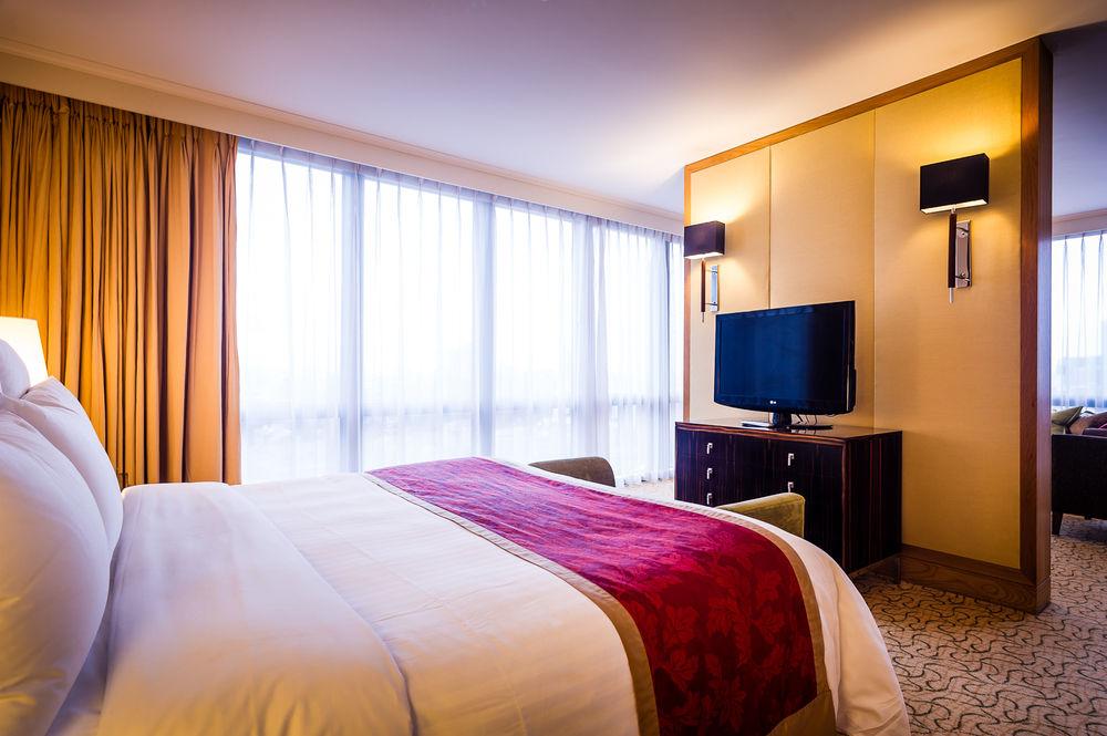 London Marriott Hotel Canary Wharf Екстер'єр фото A bedroom at the hotel