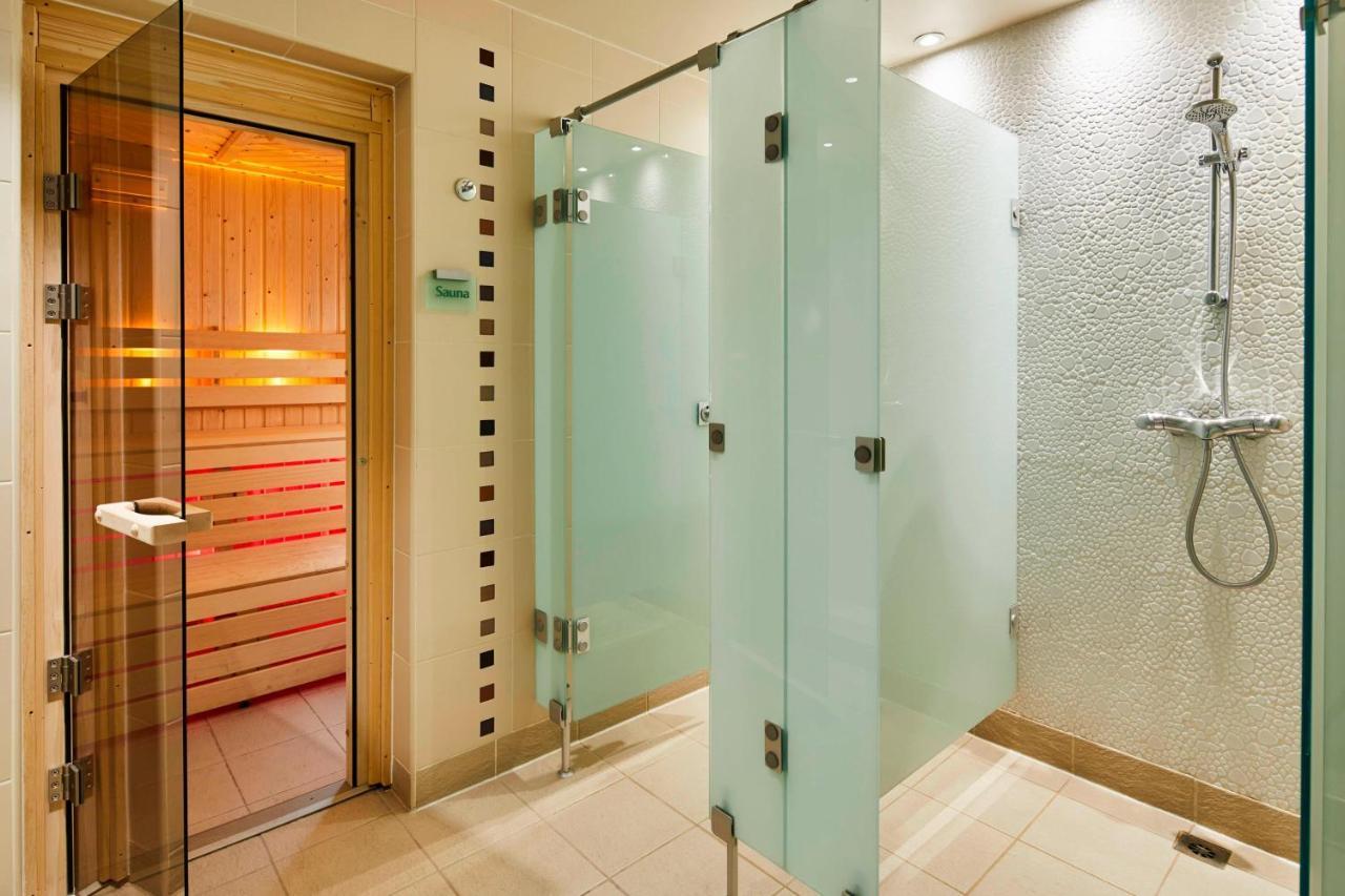 London Marriott Hotel Canary Wharf Екстер'єр фото A shower door