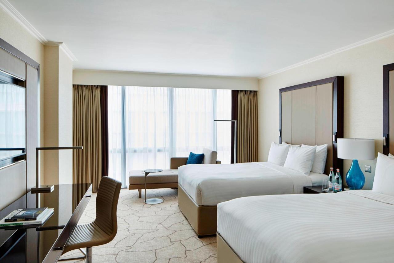 London Marriott Hotel Canary Wharf Екстер'єр фото A guest room at the Conrad Dubai