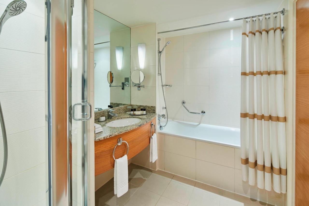 London Marriott Hotel Canary Wharf Екстер'єр фото A bathroom in a hotel