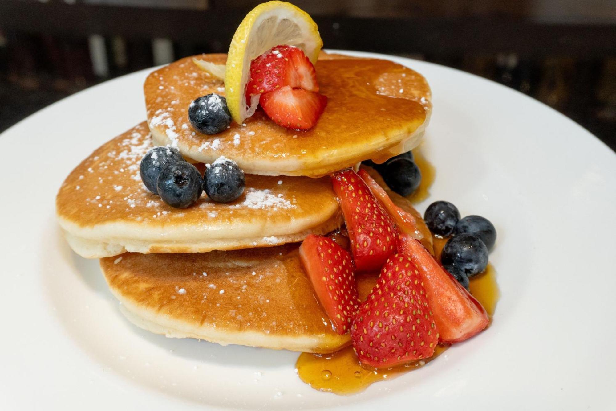 London Marriott Hotel Canary Wharf Екстер'єр фото American pancakes with fruit and maple syrup