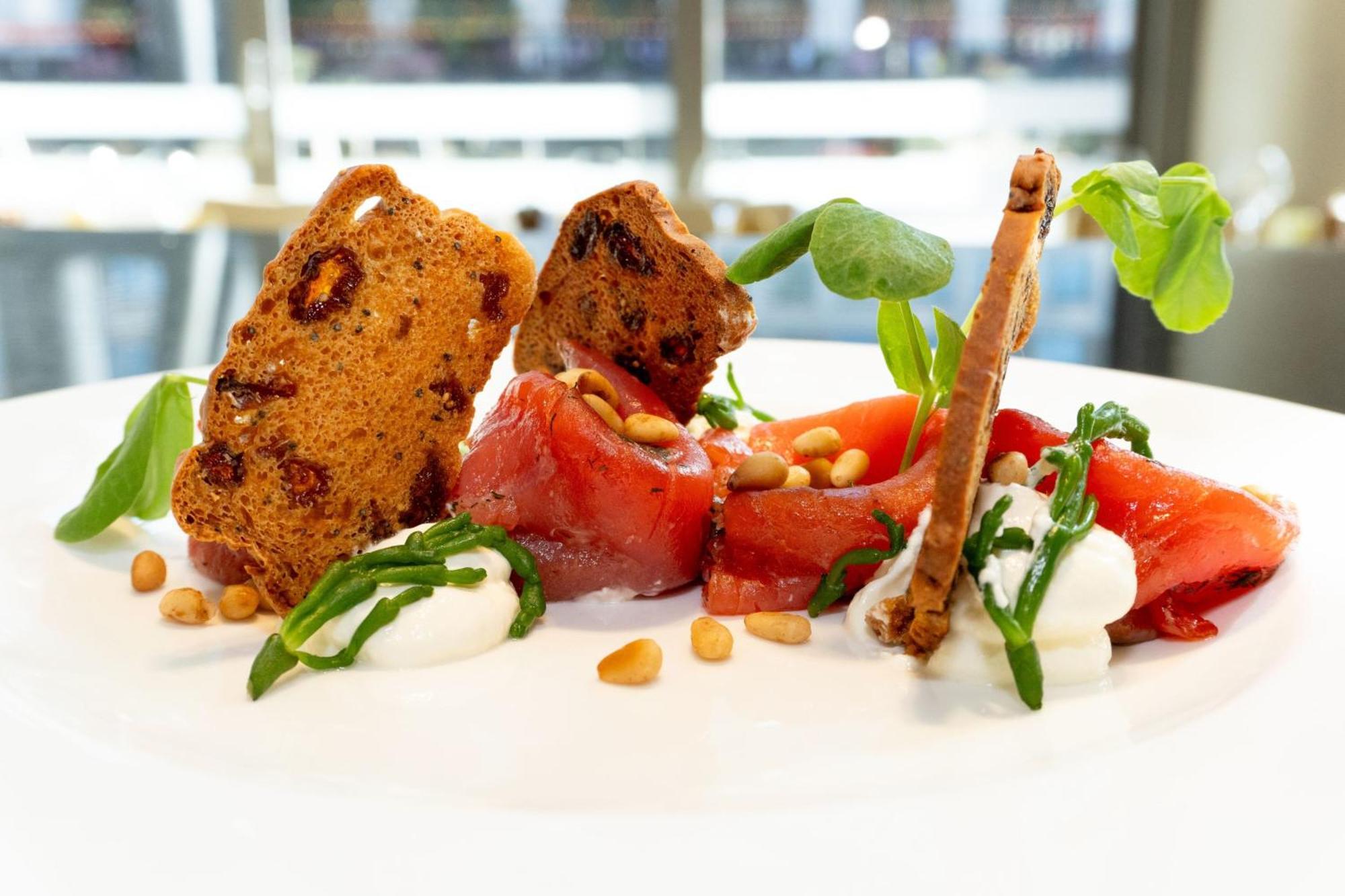 London Marriott Hotel Canary Wharf Екстер'єр фото A tomato salad with mozzarella cheese