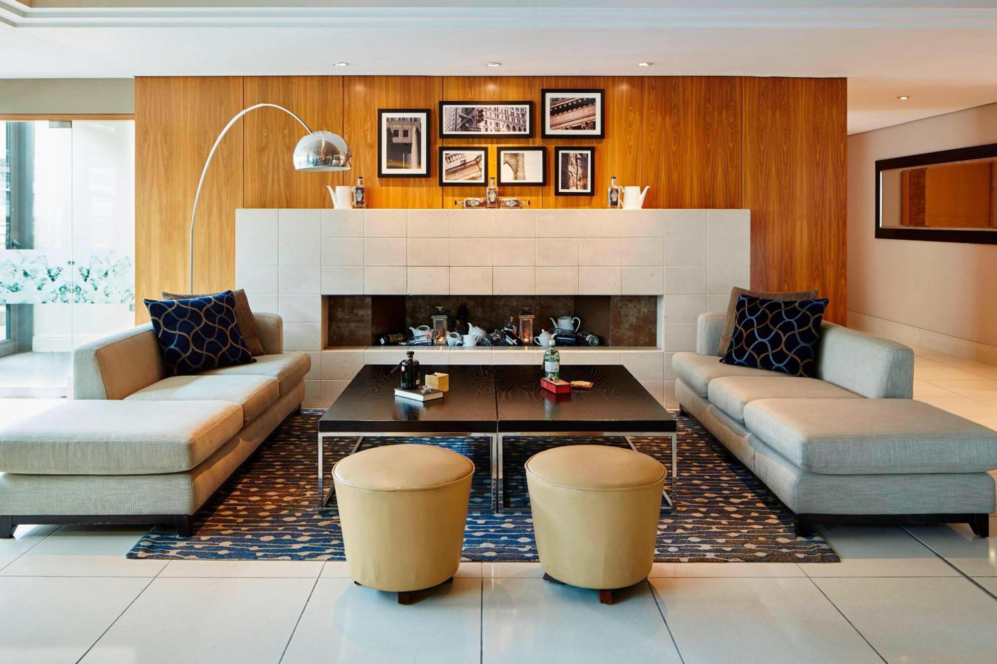 London Marriott Hotel Canary Wharf Екстер'єр фото The interior of the lounge