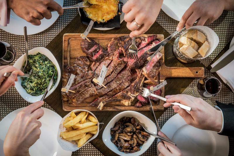 London Marriott Hotel Canary Wharf Екстер'єр фото Sharing a steak