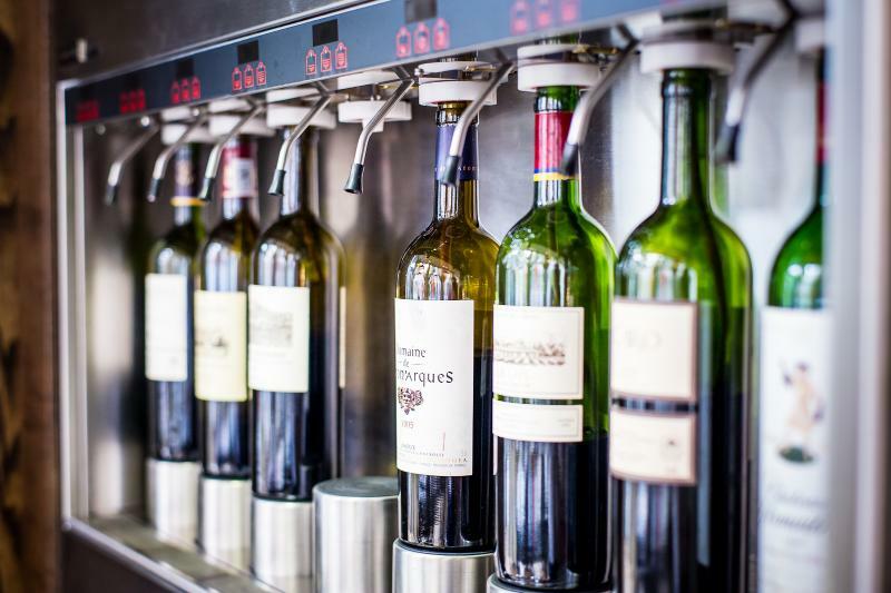 London Marriott Hotel Canary Wharf Екстер'єр фото Wine dispensing machine